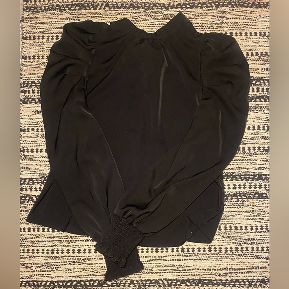 Long sleeved with puffed sleeves and tied back - Picture 1 of 3